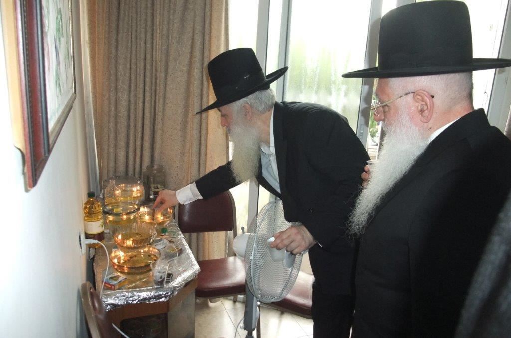 האחים רבי חיים ורבי דוד פינטו בהלדקת הנרות על הציון. ארכיון שוקי לרר