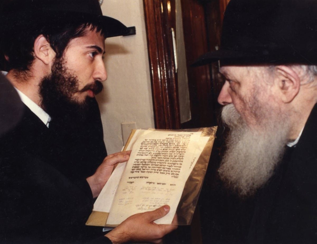 שליחות שאינה מסתיימת. מגיש לרבי זי"ע מכתב בקשת ברכה עליו חתומים ראשי ורבני העיר אשדוד