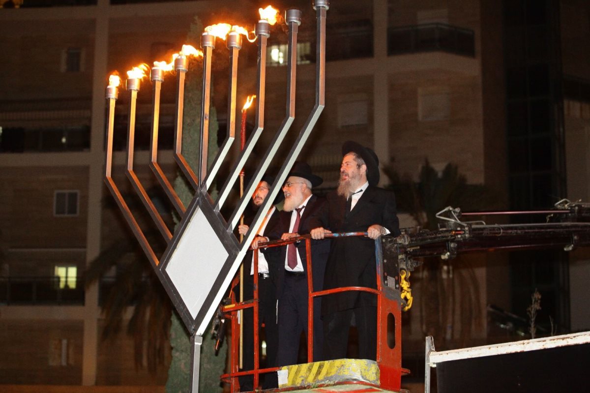 להאיר את העיר. הרב לאופר. צילום: בית חבד 