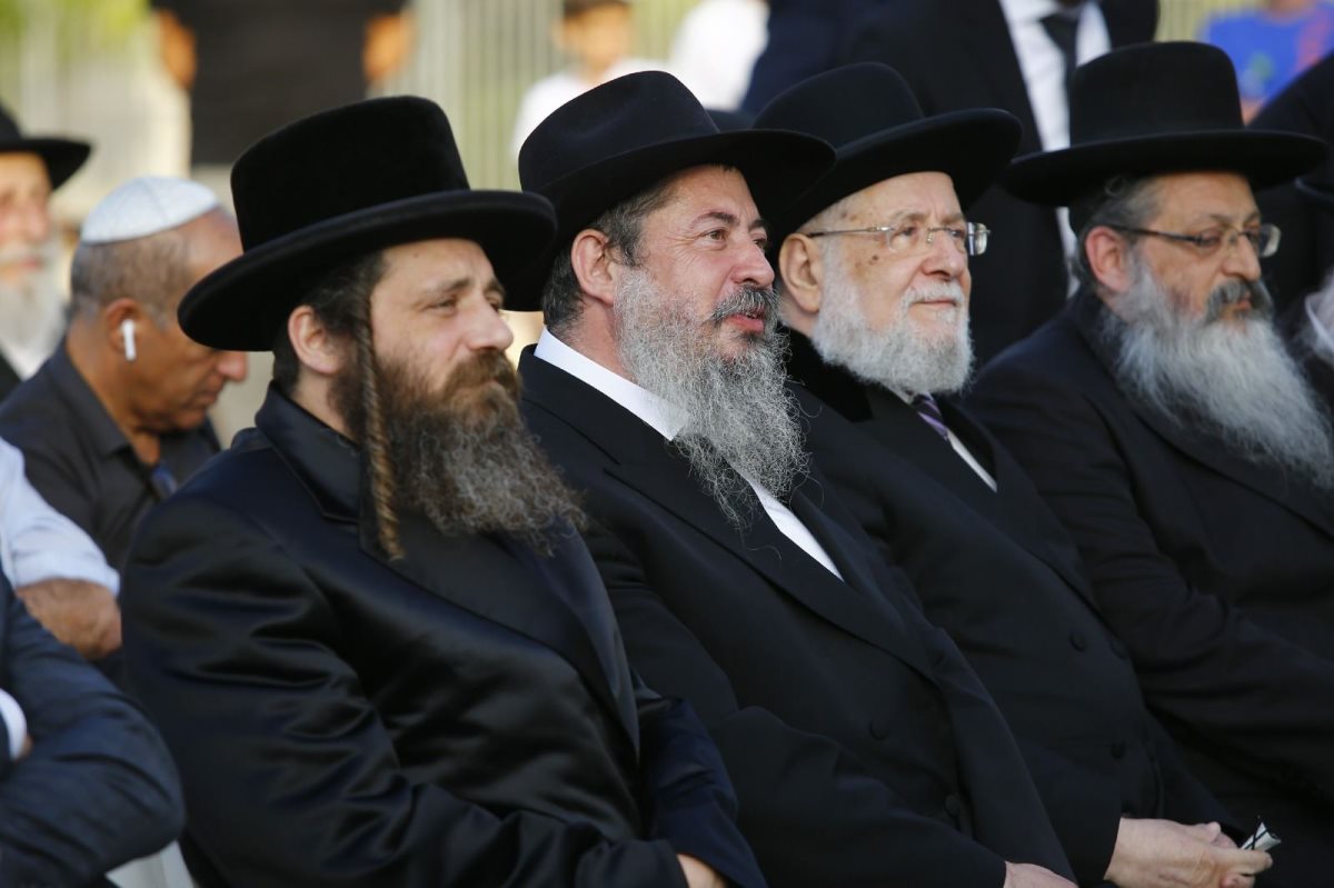 בונים עולמות. בנחת אבן הפינה לבניין בית חב"ד בעיר