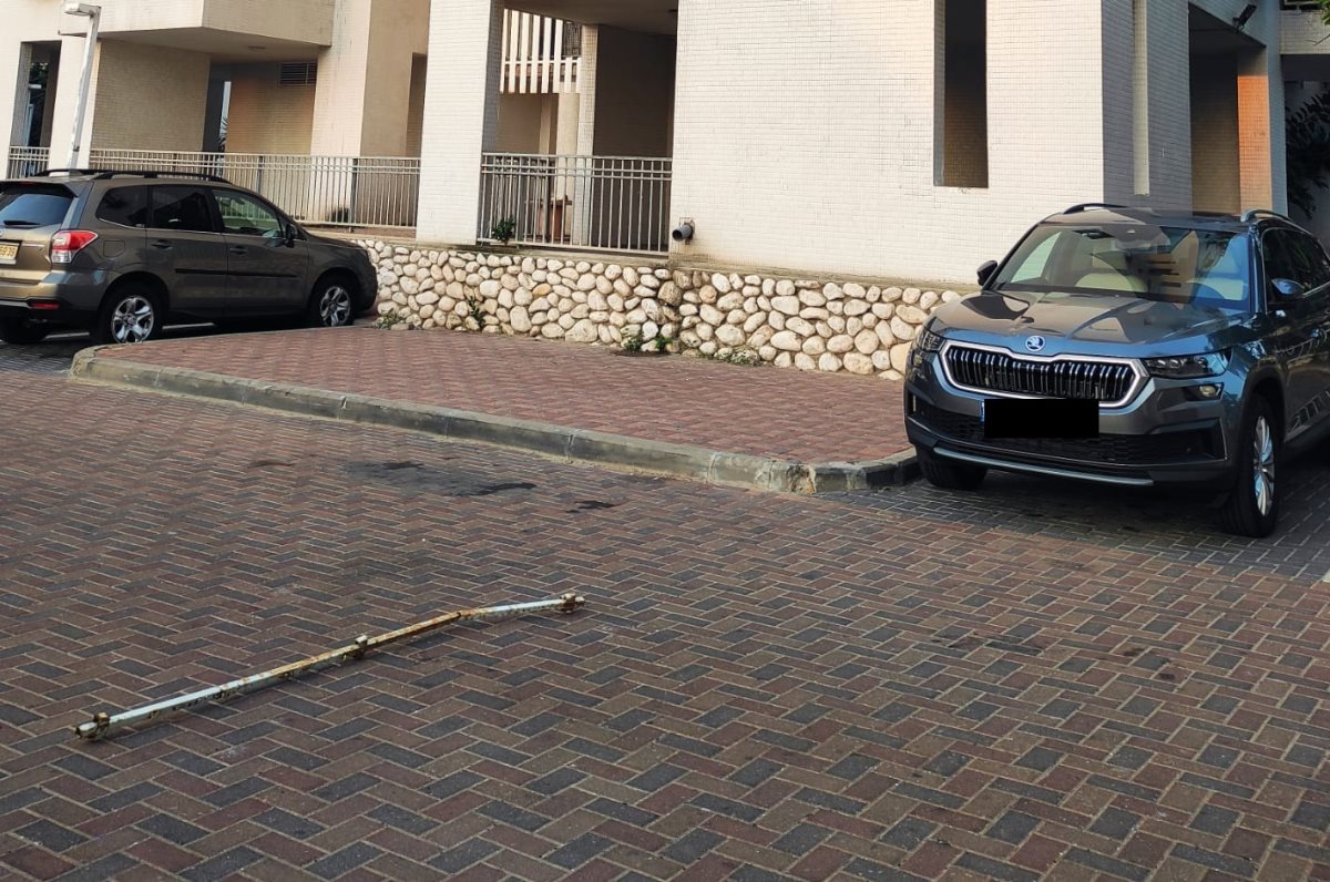 המוט שנפל מגובה ופגע ברכב