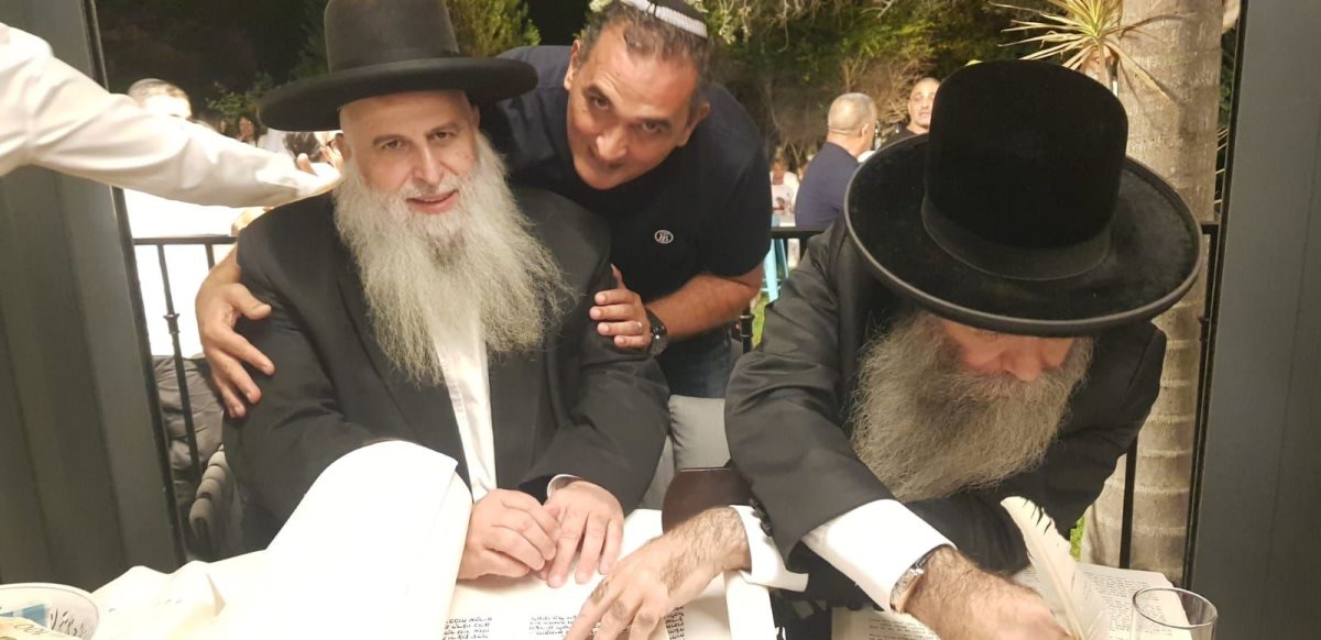 כבוד לתורה. הכנסת ספר התורה. צילום: משפחת עמוס