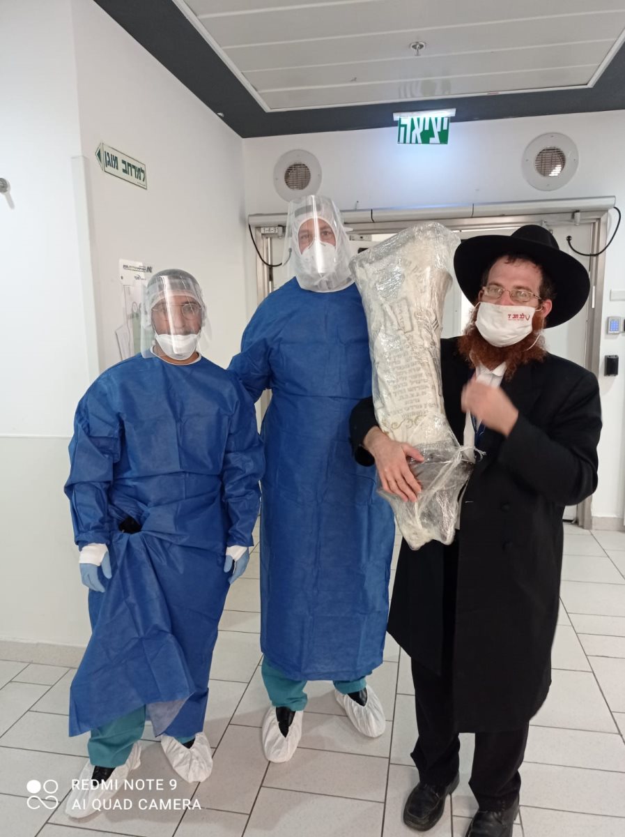 בכל זמן. הרב גודמן עם ספר תורה שנעטף והוכנס למח&#39; הקורונה באסותא
