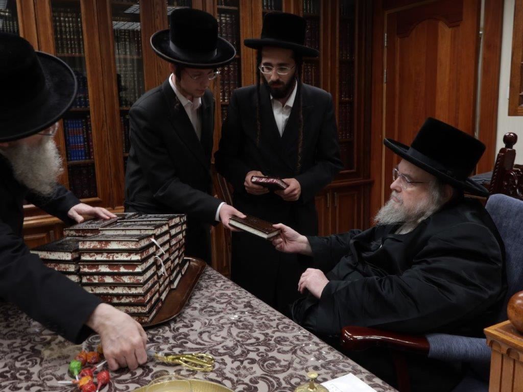 מרבים טהרה. עסקני המקווה בקודש פנימה. בית שלום