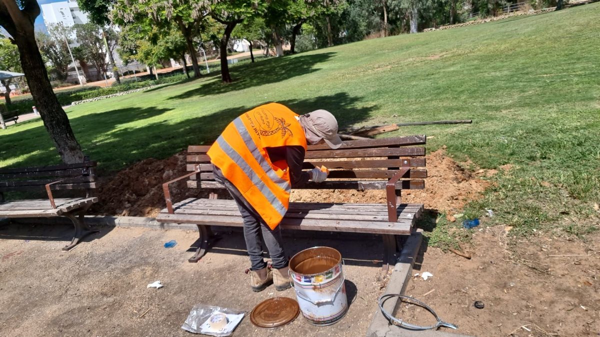 צביעת ספסלים ברובע ח&#39;. מינהלת רובע ו&#39; ח&#39;