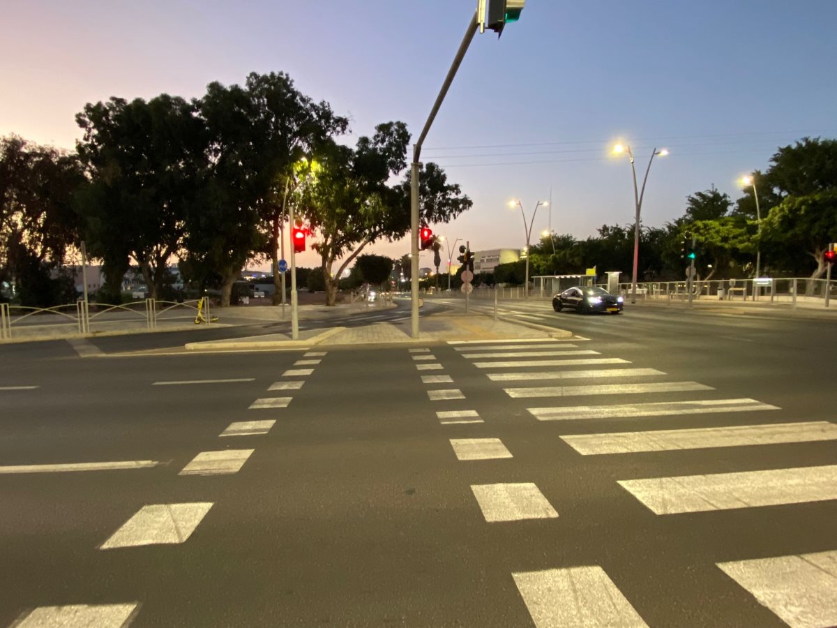 הצומת הראשון שמשלב בין הולכי רגל ואופניים (צילום: אשדוד נט)