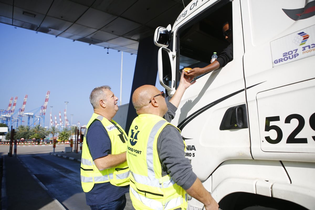 מנכל הנמל עם המובילים. פאבל טולצינסקי