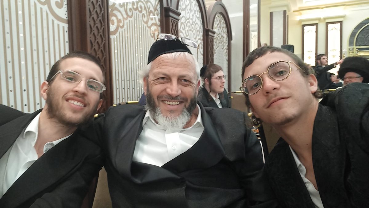 בית חם לכולם. עם חברים