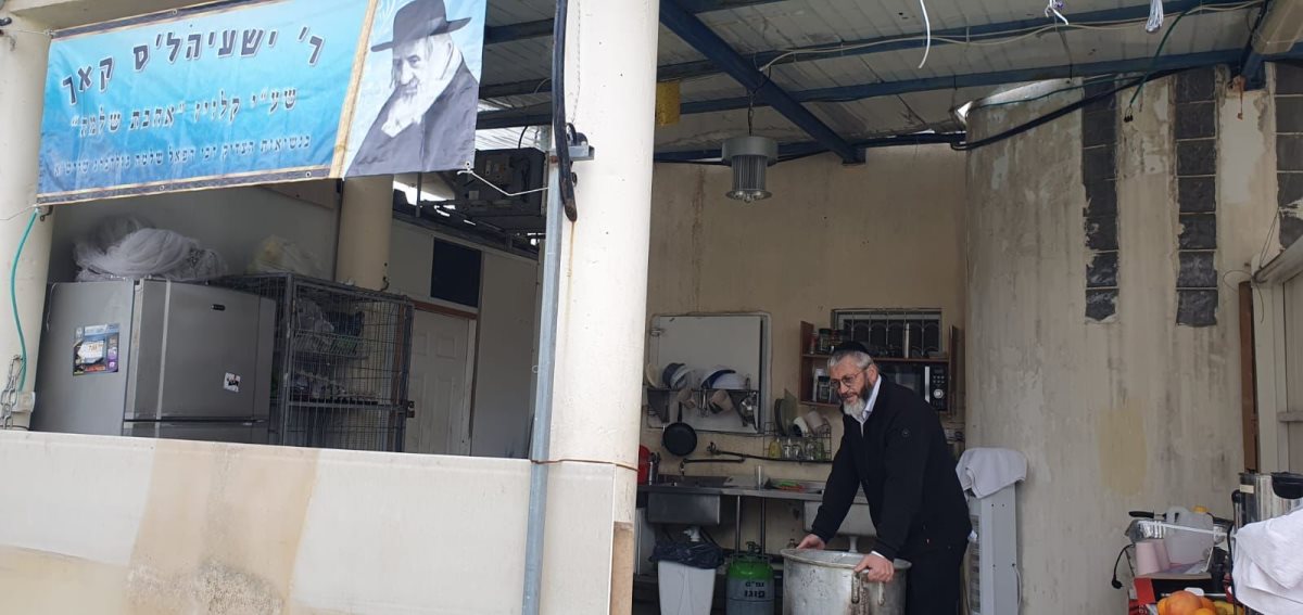 מכיבוד הורים התפתח אימפריה של חסד. אריה גודלברג במטבח העומד לרשות הציבור. אלבום פרטי