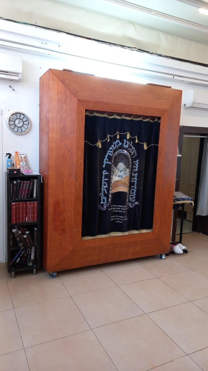 מצוה גוררת מצוה. ארון הקודש במתחם