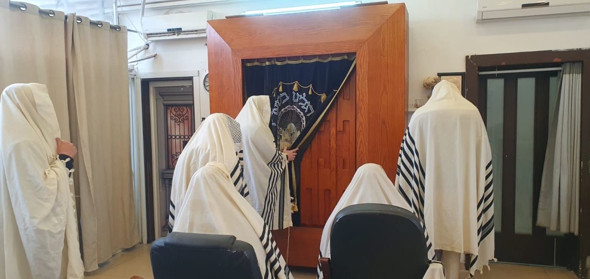 מקום של חסד תורה ותפילה. בית הכנסת במתחם המגורים של גולדברג. אלבום פרטי