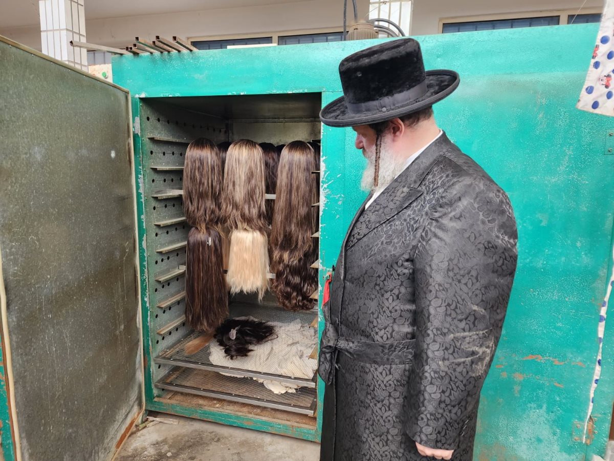 הרבי משאץ בוחן את הפיאות בהודו