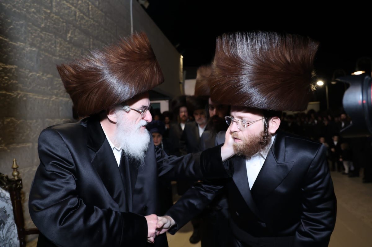 מזכיר את דברי המשנה 'עין רואה'. עם רבו, האדמור מויזניץ שליט"א. אלבום פרטי