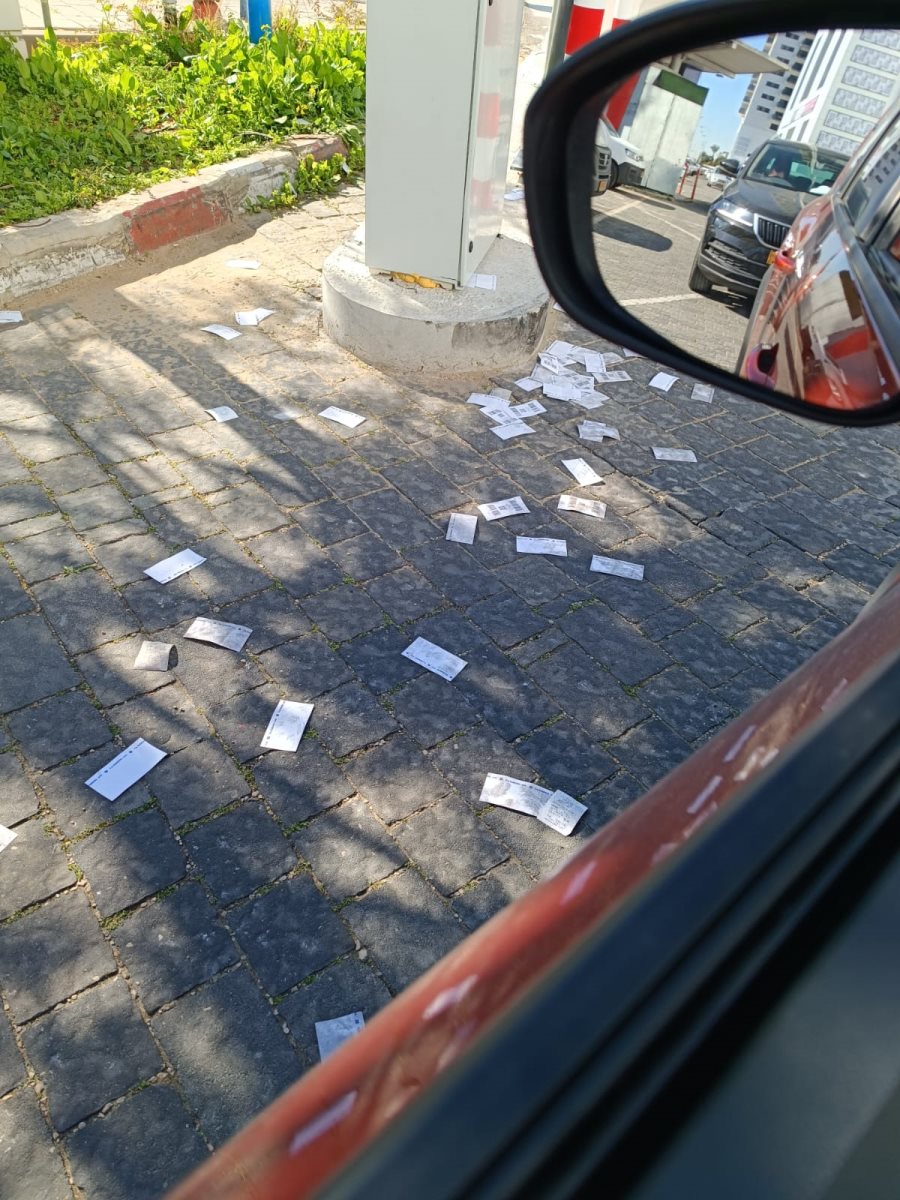 והכרטיסים אחרי השימוש בחניון - למה על הרצפה? 