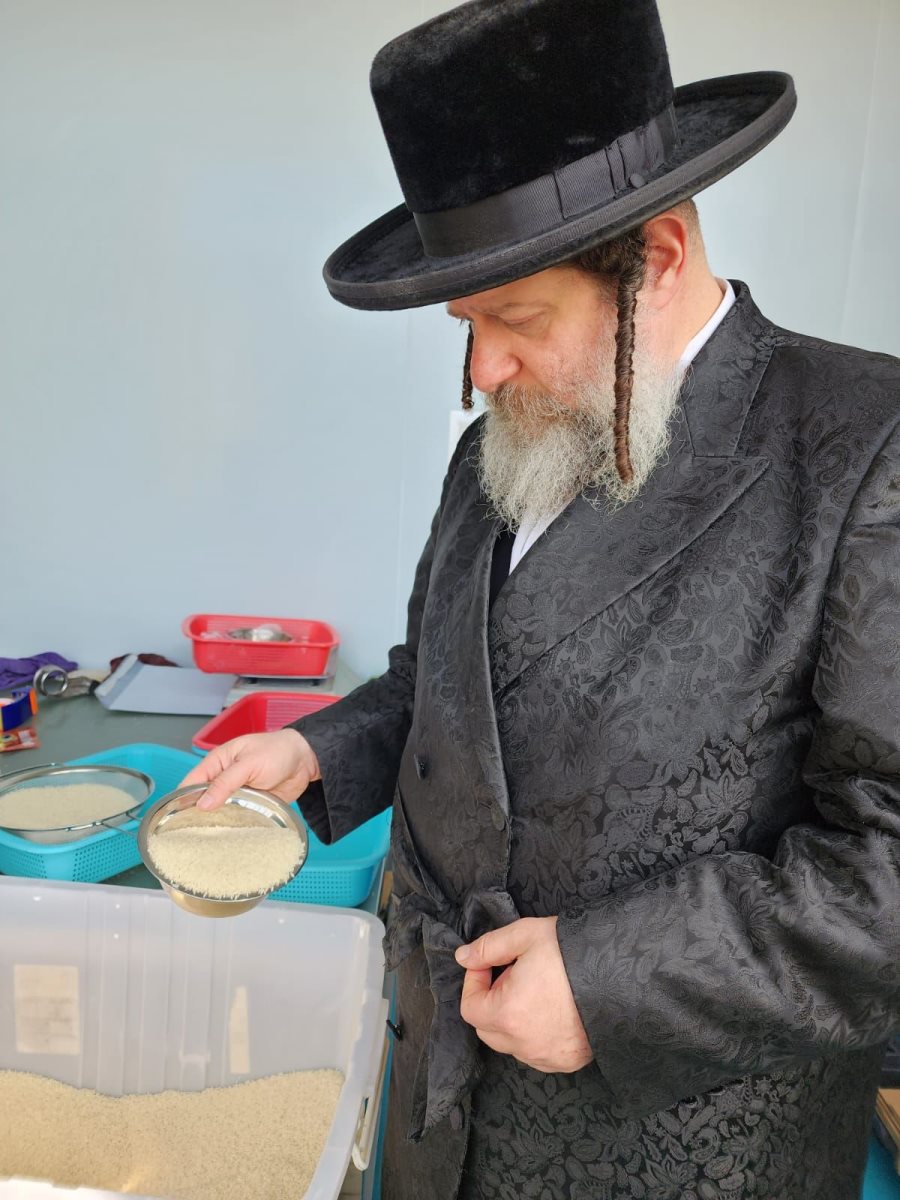 האדמור משאץ בביקור במפעל אורז בסין