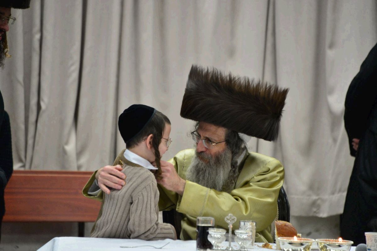 המשפיע רבי אלימלך בידרמן במוצש. יוסי לוי