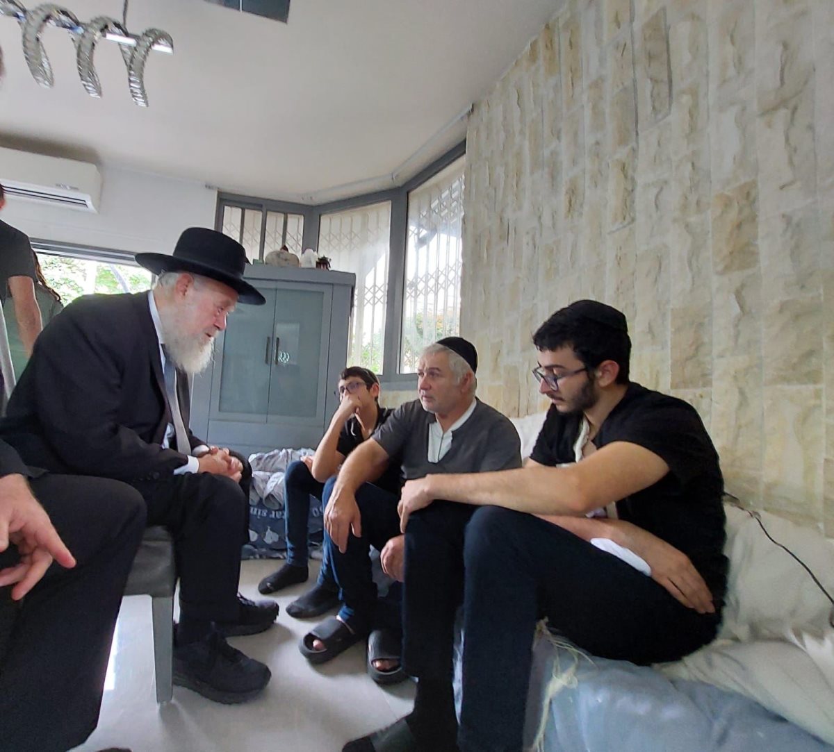 רב העיר הרב שיינין בניחום אבלים. המצלם