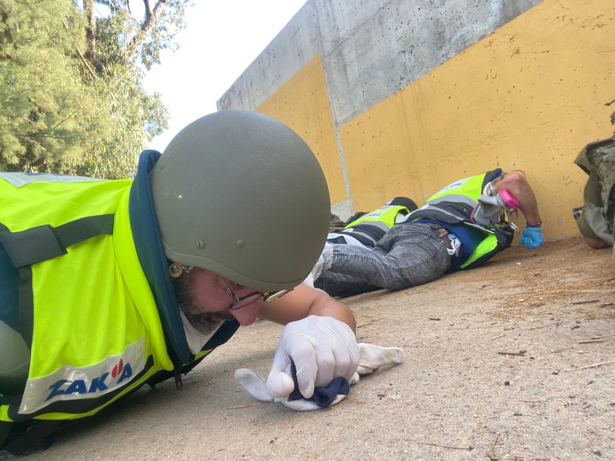מתנדב זקא וכונן מדא דוד חנונה בפעילות תחת מטח רקטות. זקא