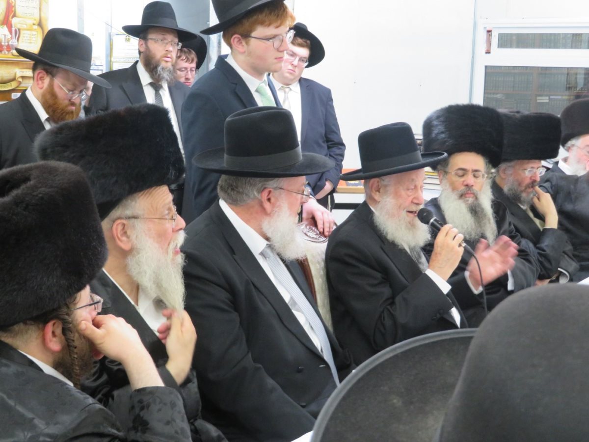 הרב שיינין בסוכת פני מנחם. י&quot;מ