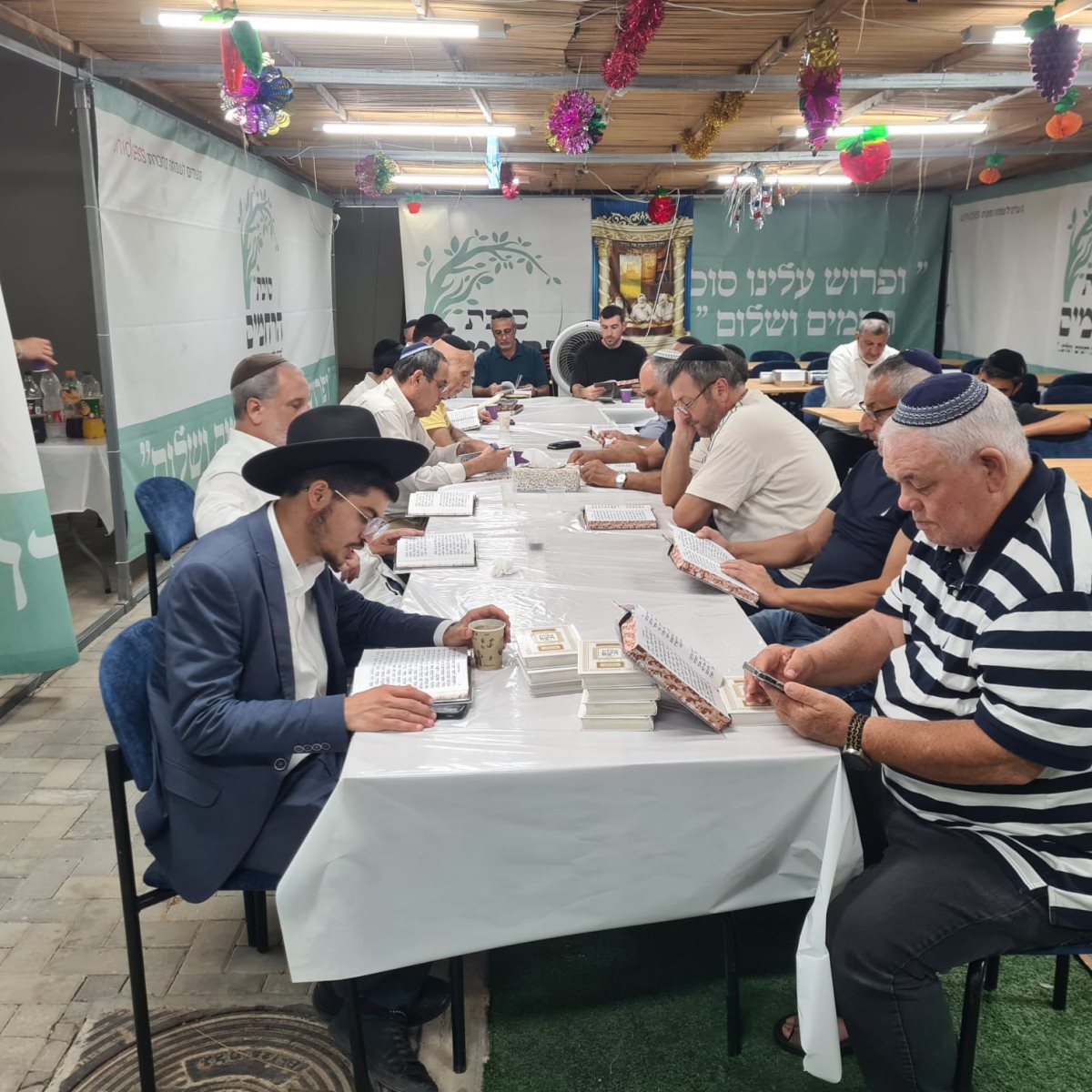 סדר השוענא רבה בסוכת הרחמים. מ&quot;ר