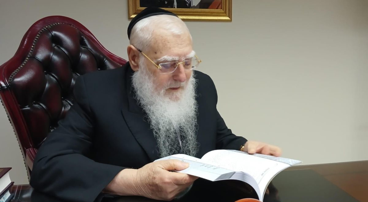 רב העיר הגרח פינטו מעיין בספר. א&#39; מיכאלי