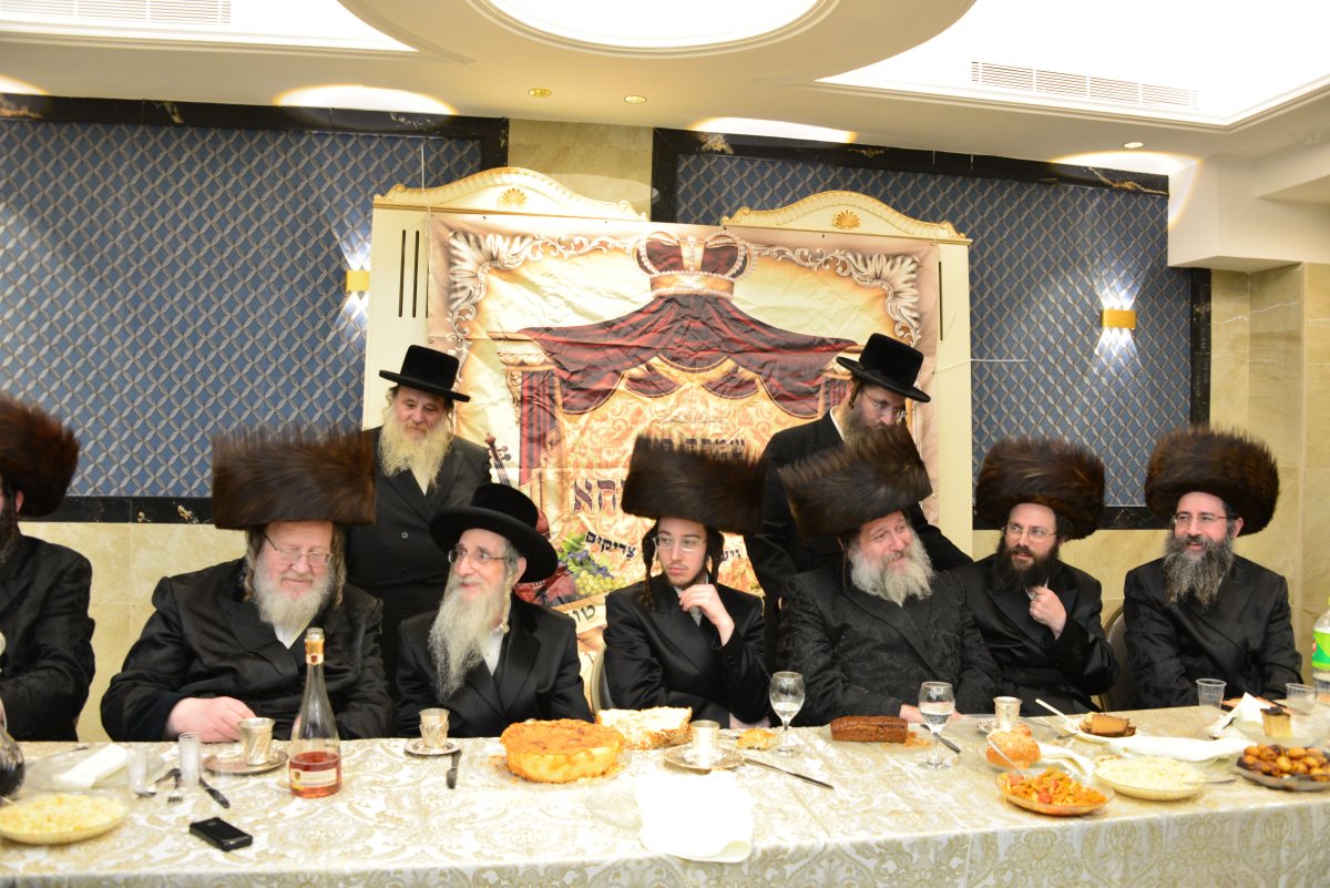 הסב עם רבני העיר בשמחה. מוסדות ביאלא אשדוד