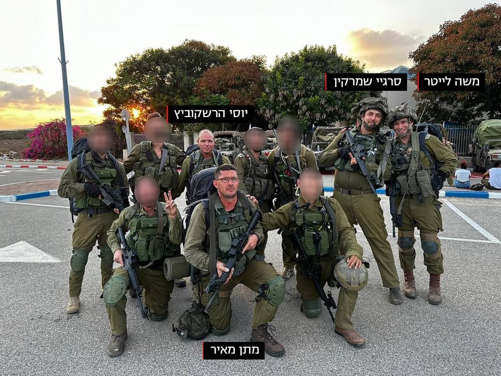 משה ליטנר עם חבריו, הי"ד, טרם צאתם למשימה ממנה לא שבו. פייסבוק