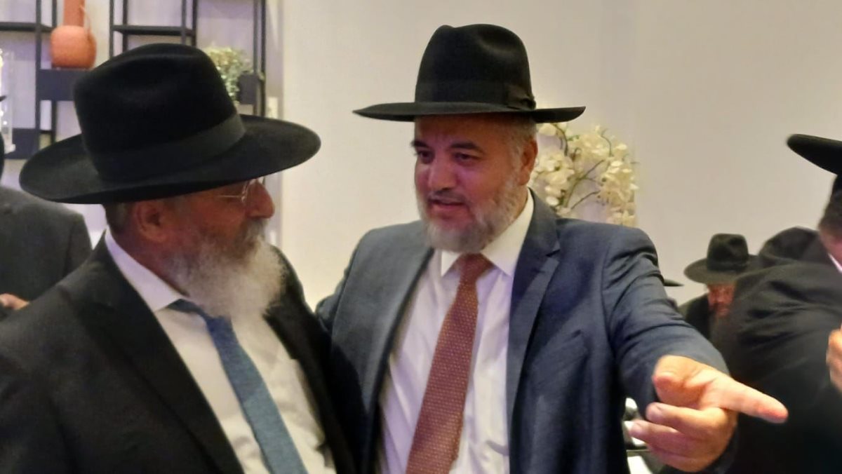 הערכה חוצת גבולות. הרב עמרם כנפו בחתונה. המצלם