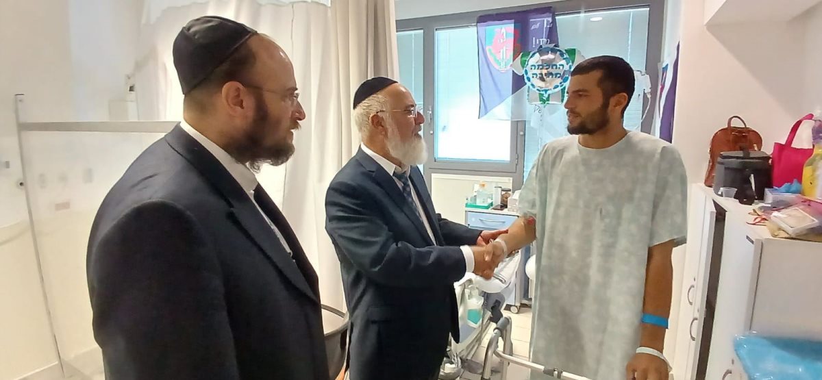 יור המועהד ורב ביהח בביקור אצל הפצועים. א&#39; מיכאלי