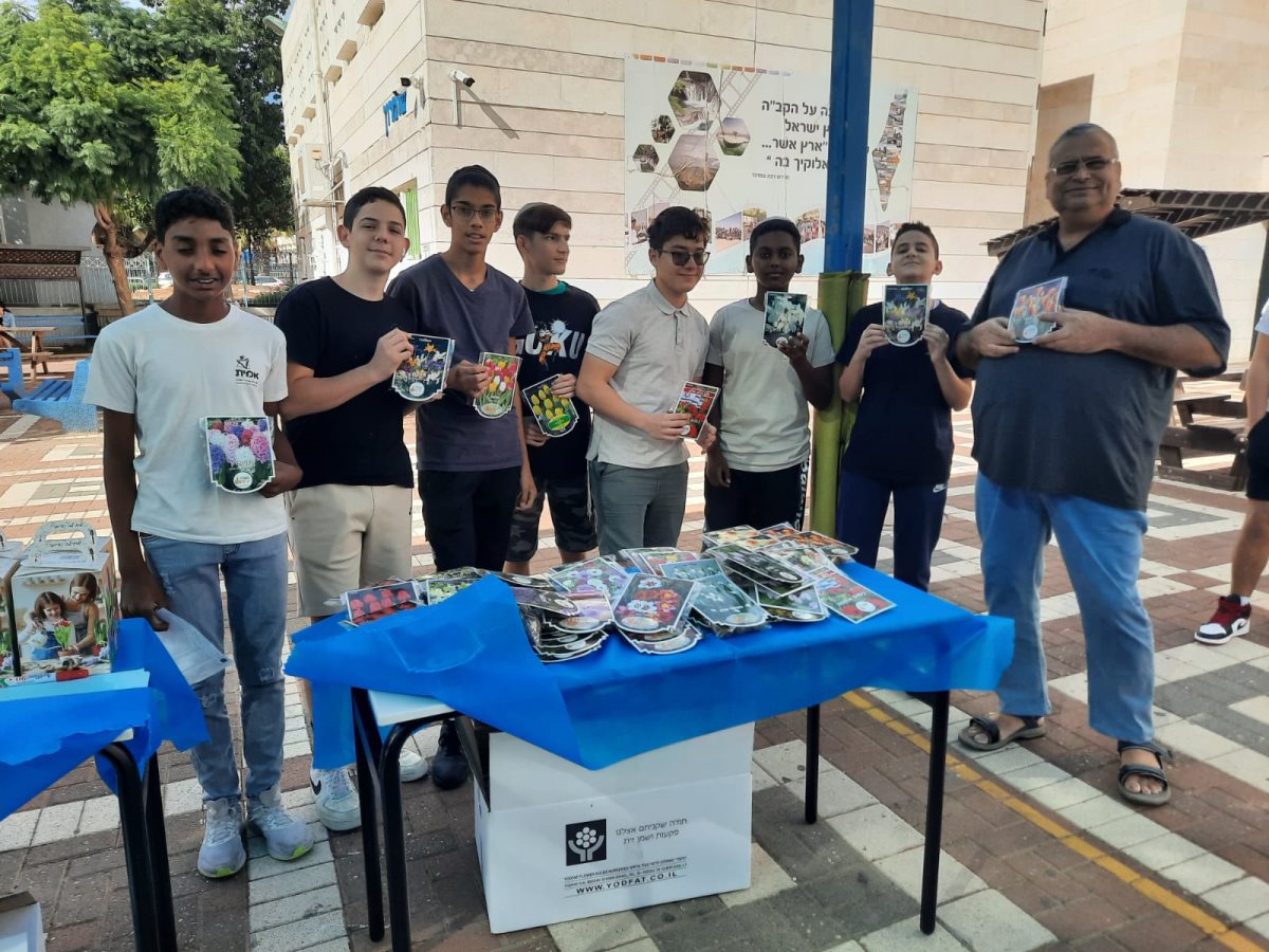 מוכרים תוצרת חקלאית מקומית לחיזוק החקלאים