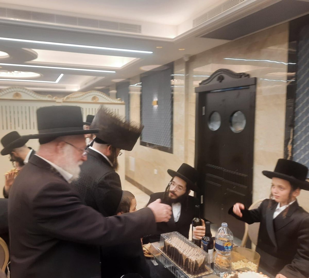 אישי ציבור בבר מצוה של ר&#39; אליהו שמוטץ. המצלם