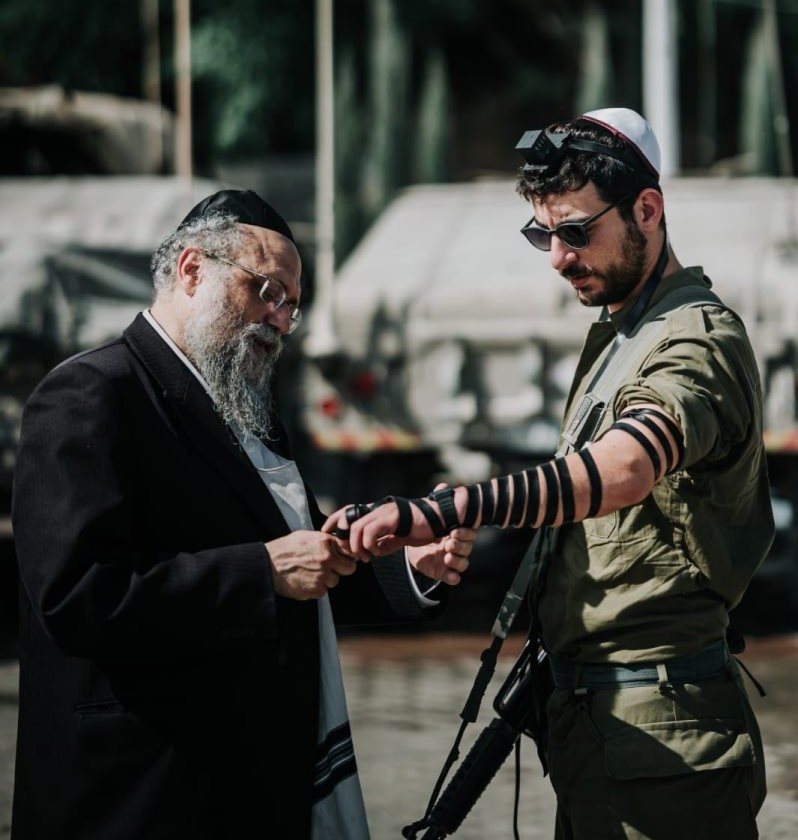 המפקד התחנן: תתפללו. בעיקר בלילות. משה רוזנבוים במשימת הנחת תפילין לחיילי צה"ל. ללא