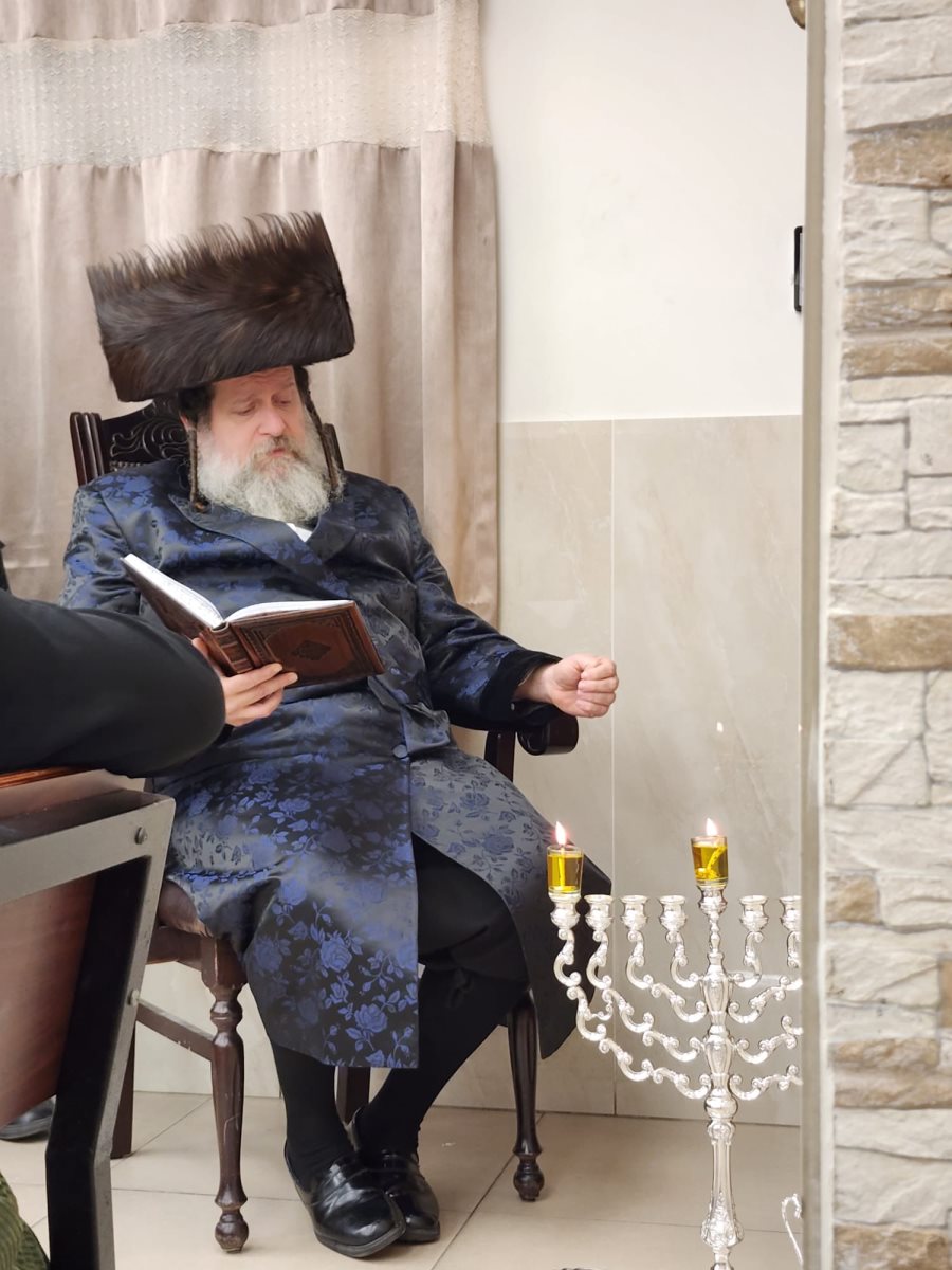 במעמד ההדלקה. צילום: חצר שאץ