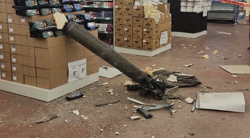 שבר היירוט שנפל בסופר בעיר (צילום: יצחק צרפתי)