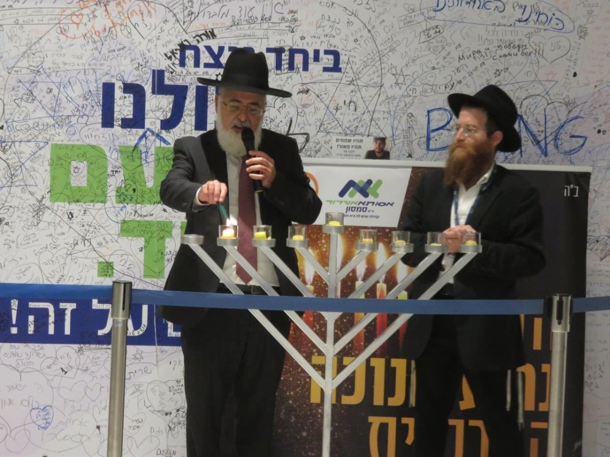 הדלקת הנרות באסותא. א' מיכאלי