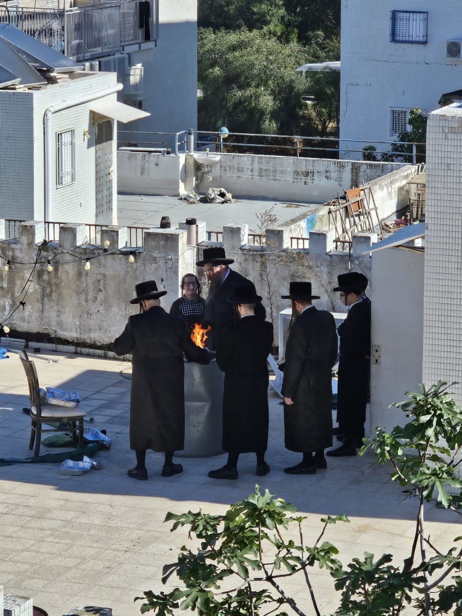 שריפת פתילות בני האדמור מטשארנאביל. המצלם