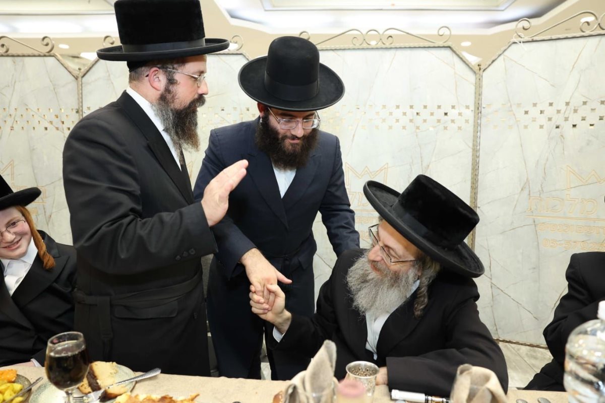 הרב אלימלך בידרמן. נראה לצידו איש העסקים שאול סגל