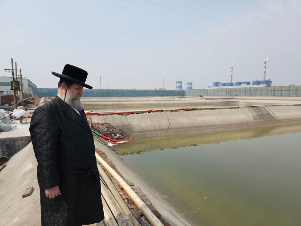 האדמור משאץ בסין. המצלם