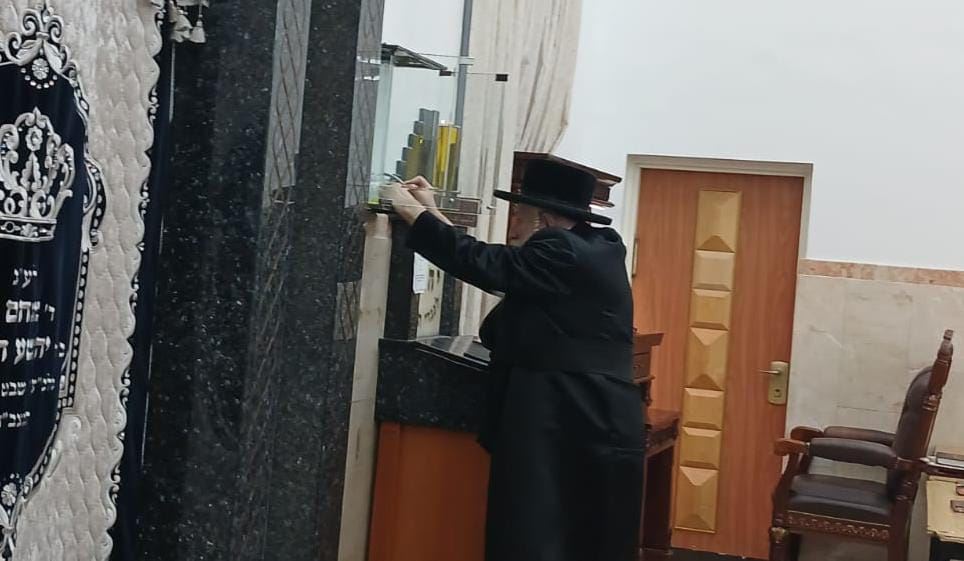 האדמור מטשארנאביל באמירת תהלים. א' מיכאלי