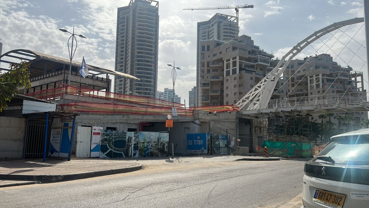 אתר בניית הגשר הסמוך לאשכול הגנים במרינה. צילום באדיבות ההורים