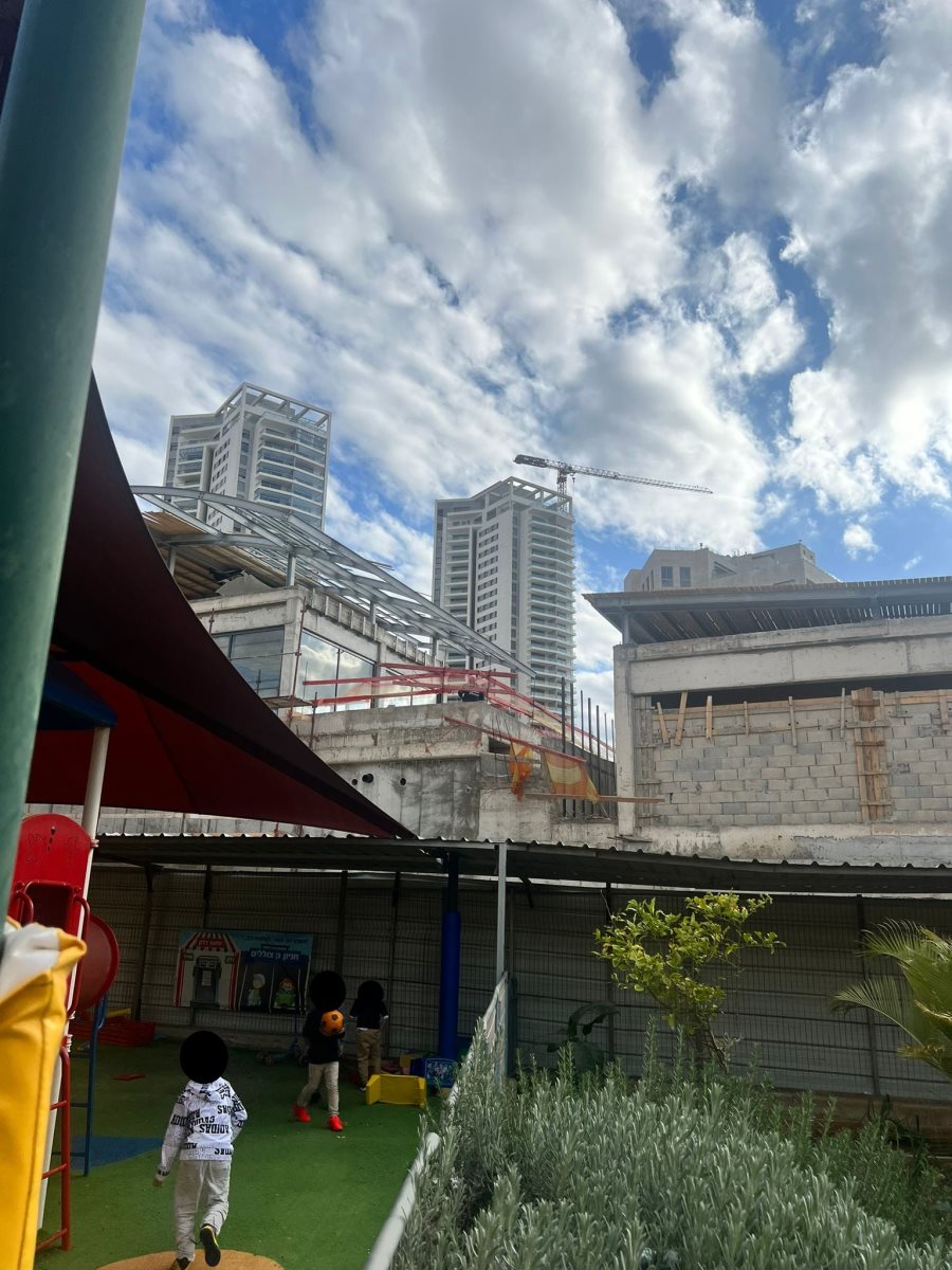 "עובדים מעל הראש של הילדים". צילום באדיבות ההורים