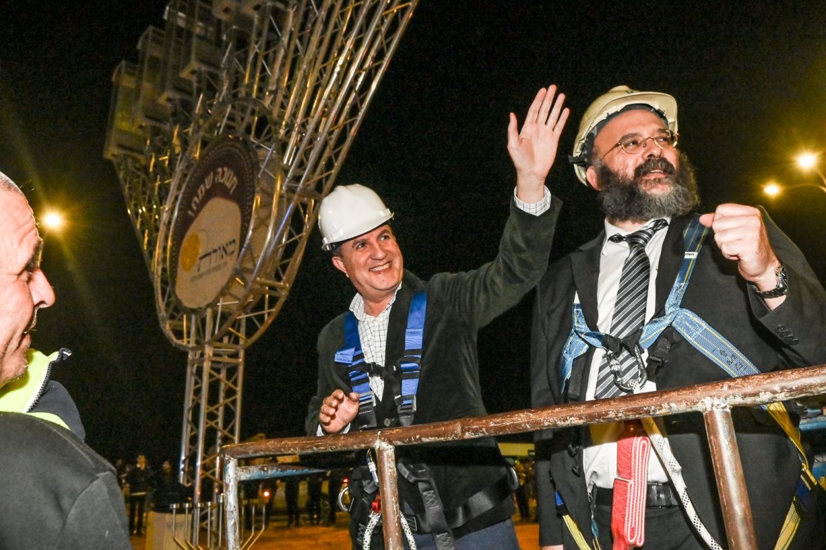 במרומי החנוכיה הגדולה בעולם, עם רה"ע ד"ר לסרי. צילום: קריספין