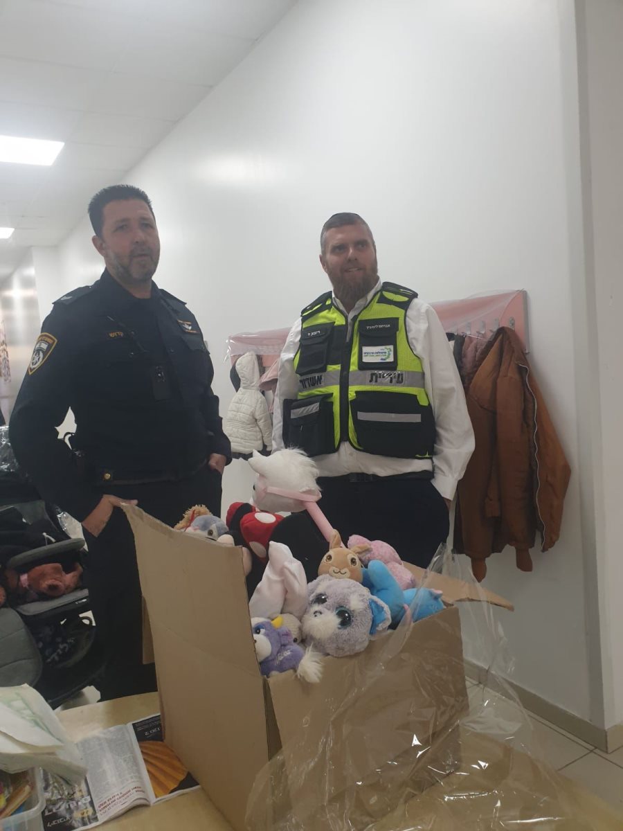 יור מינהלת רובע ז&#39; יחד עם השוטרים. מינהלת רובע ז&#39;