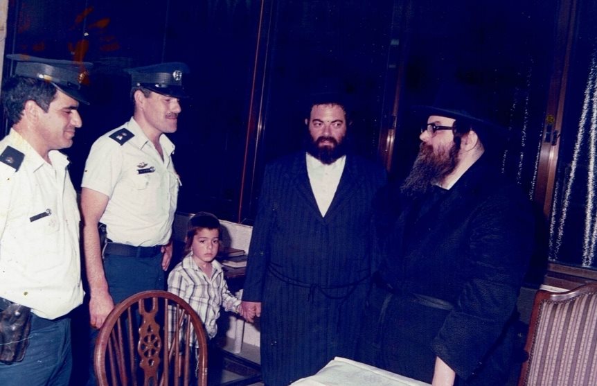 יחד עם מפקד המשטרה אצל האדמור מבעלזא שליטא. אלבום פרטי