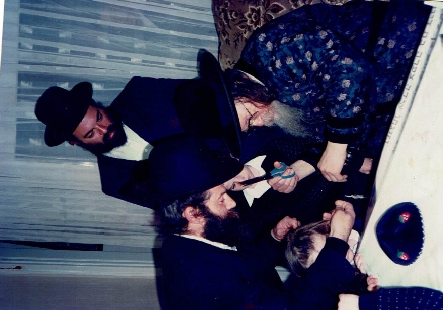 עם האדמור מפיטבורג זצל ביום החמישי האחרון לחייו. עורך חלאקה לבנו של ר דוד ברוינר זל. אלבום פרטי