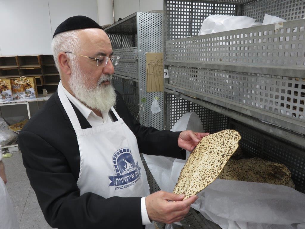 הרב דהן באפיית המצות. א' מיכאלי