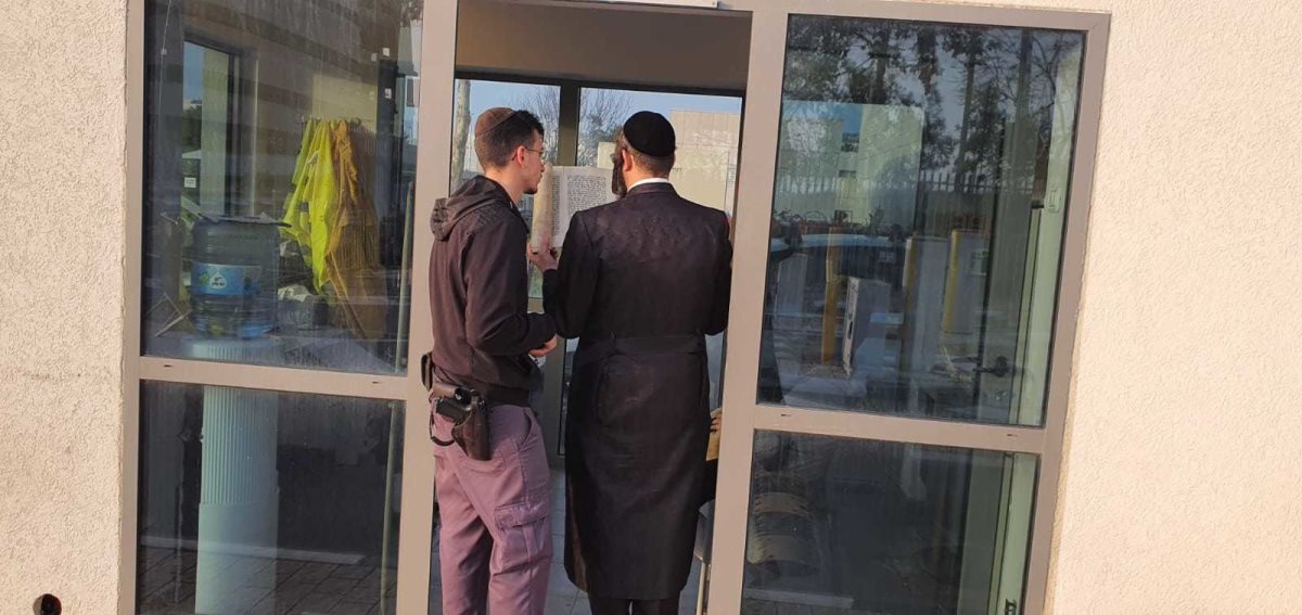 קריאת מגילה למאבטח. ש. גלזר