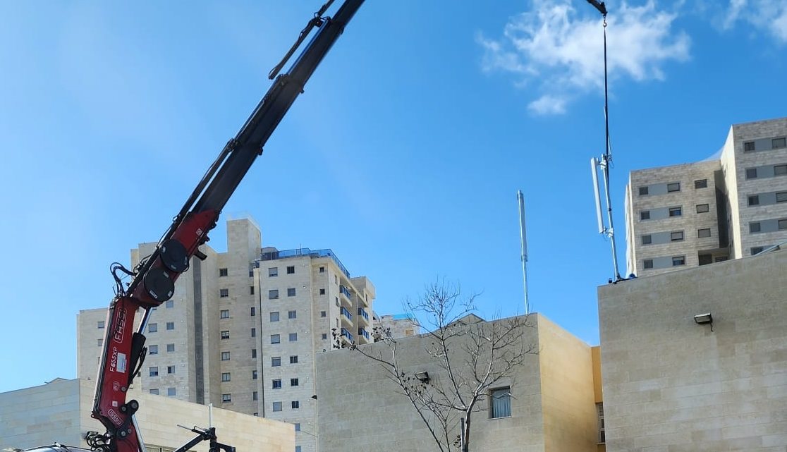 האנטנות על גג בית הספר (צילום שנשלח על ידי הנהגת ההורים)