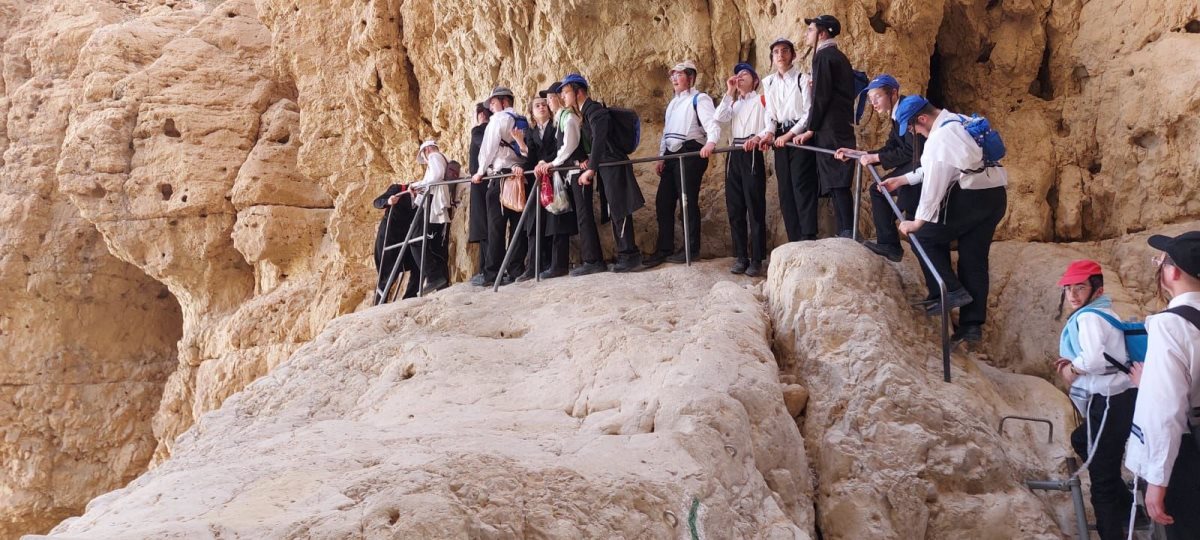בחורי בעלזא בין הזמנים. המצלם