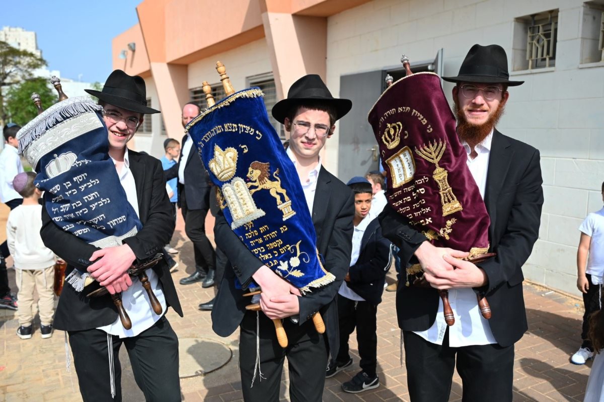 הכנסת ספר תורה. חבד אשדוד